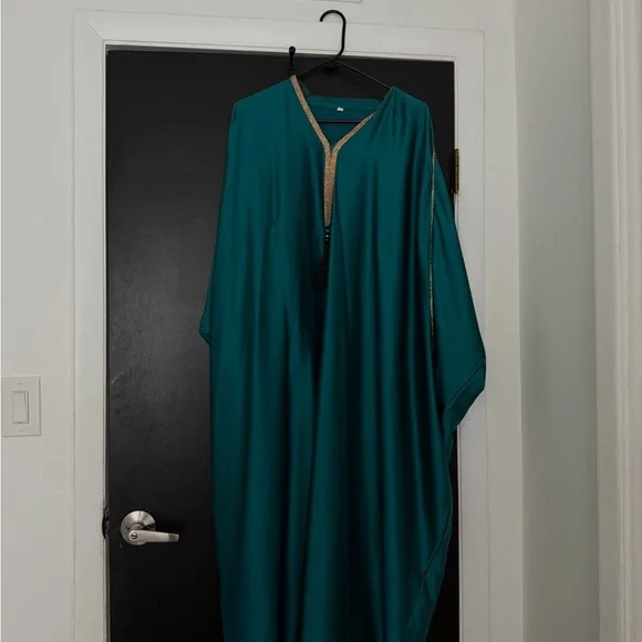 Arab/Pakistani/ Indian Elegant Teal Kaftan with Gold Trim - Picture 3 of 3